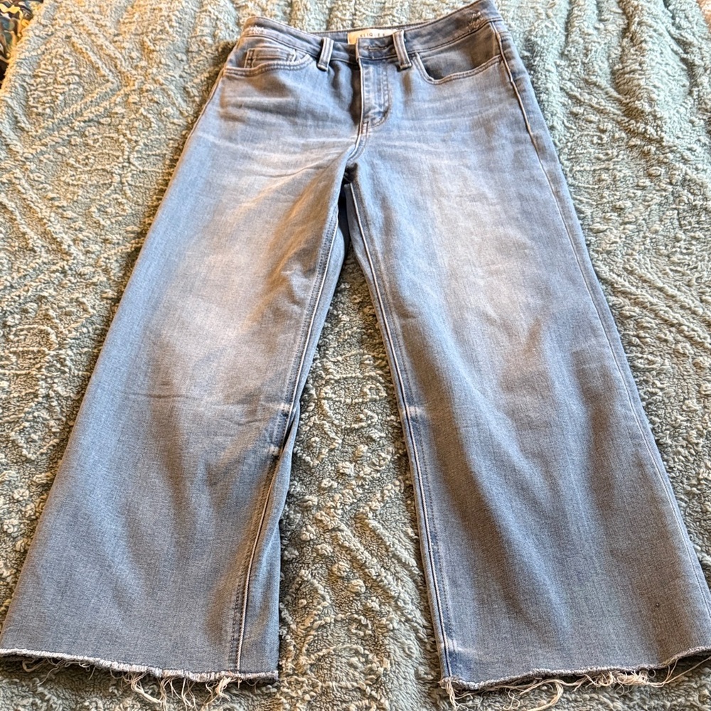 Stylish Wide-Leg Jeans in Light Blue